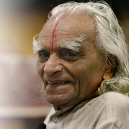 ESTES PARK, COLORADO-SEPT. 28, 2005-Sri B.K.S. Iyengar, recognized world-wide as a yoga master, taught an Iyengar Intennsive class to 800 students at The 10th Annual Yoga Journal Colorado Conference in Estes Park. Mr. Iyengar is the world's foremost living yogi and lives in India. He is 86 years-old and says that this is his last American trip to teach his pratice.
Mr.Iyengar sits in a chair at the stage and greets the students at the beginning of the last day of the Iyengar Intensive class on Wednesday. (LYN ALWEIS/THE DENVER POST)